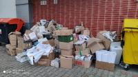 Sběr papíru - hromada sběrového papíru před školou 