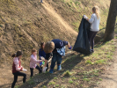 Děti uklízí odpadky ve Veltrusích 