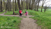 Skupinka žáků plní úkoly v parku 